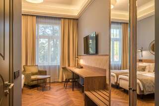 Отель Hotel Vilnia Вильнюс Улучшенный двухместный номер с 1 кроватью или 2 отдельными кроватями и балконом-3